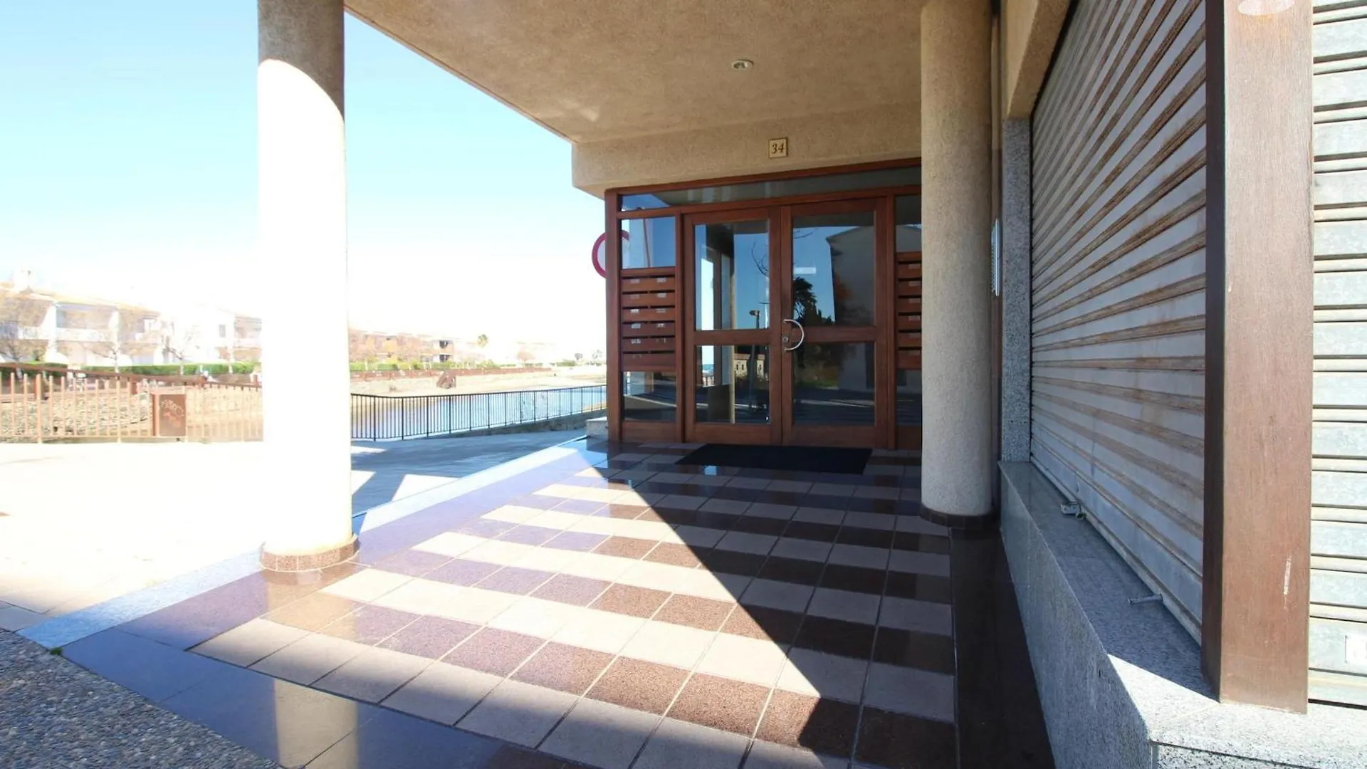 Maritim II Apartamento A 1ª Linea De Mar Delante De La Playa Del Port De Llanca. - Es-228-84 Apartment